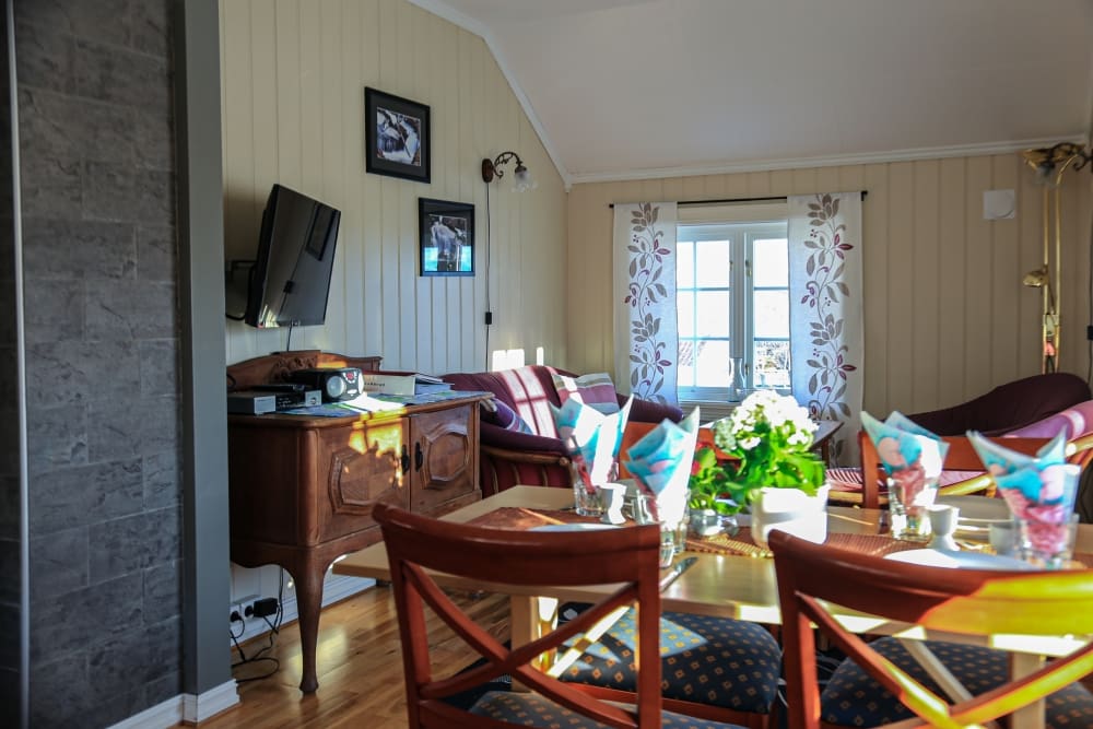 Dining table and living room in Messa 2 floor, accommodation in Lyngen